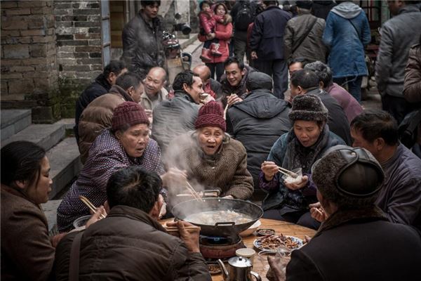 梦见好多人在一起吃席