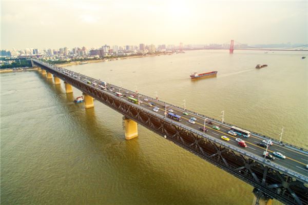 梦见大河水很大很浑浊