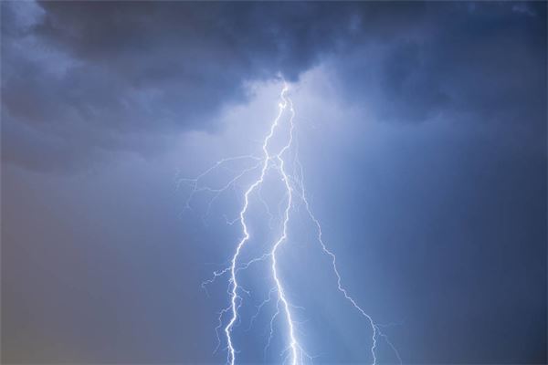 梦见打雷闪电下暴雨是什么意思