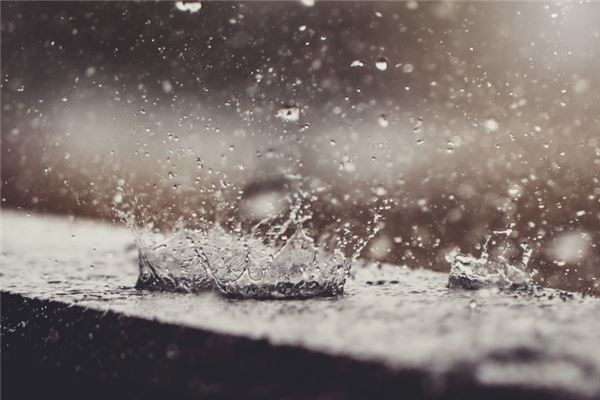 女人梦见下雨什么预兆